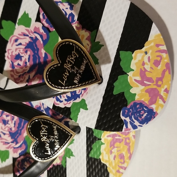 Betsey Johnson Black Floral Design Flip Flops Sandals Slip On - Picture 7 of 7